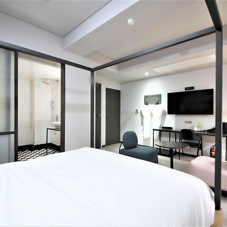 Seomyeon Hound Hotel 1St Street Пусан Екстериор снимка