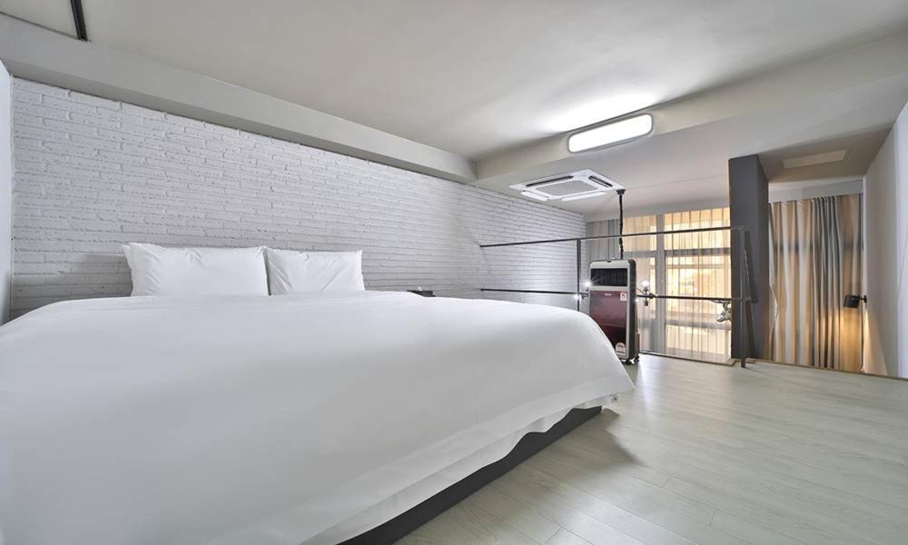 Seomyeon Hound Hotel 1St Street Пусан Стая снимка